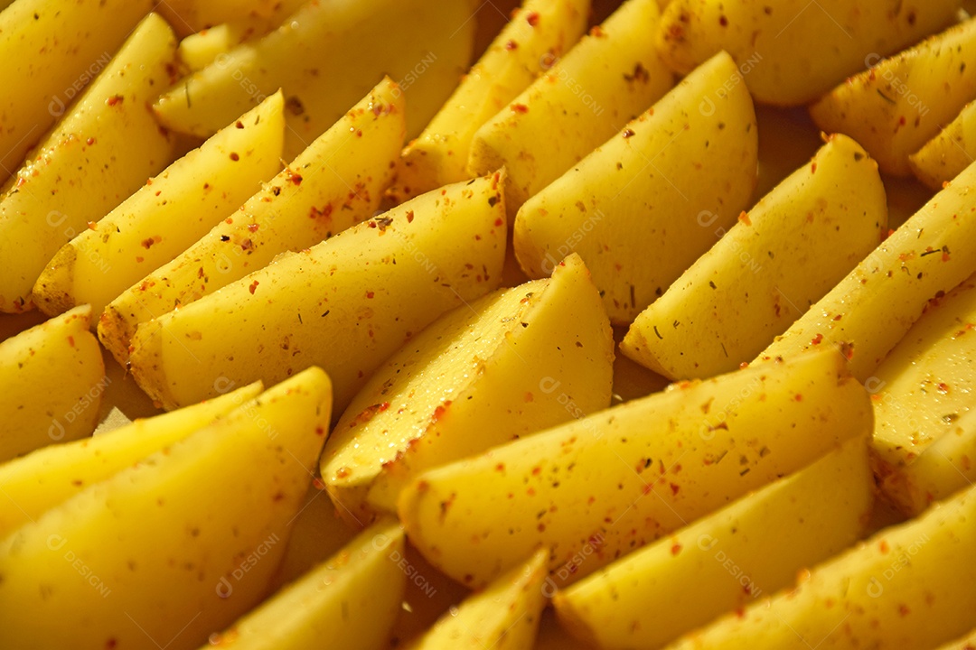 Batata frita rústica em rodelas mais grossa servidas com ervas e sal