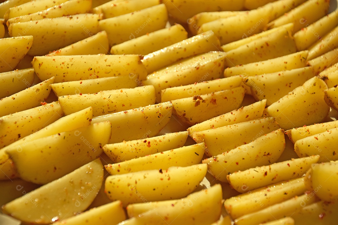 Batatas fritas rústicas em rodelas mais grossas servidas com ervas e sal