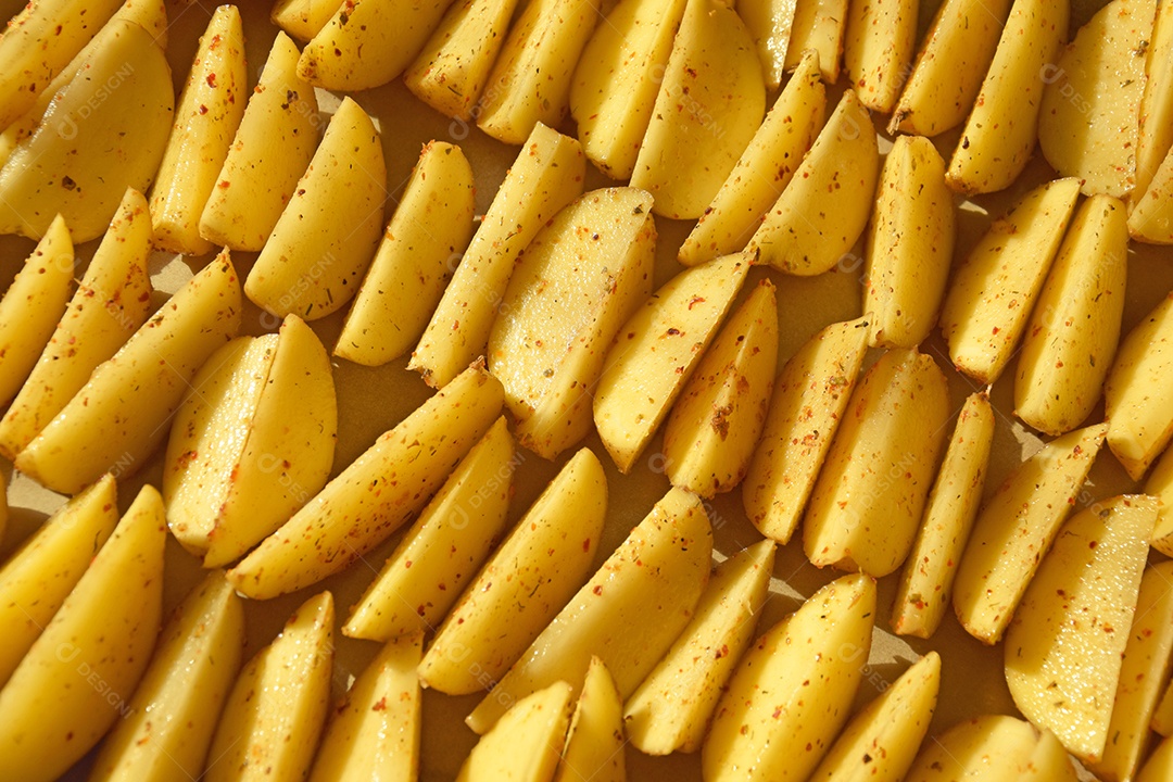 Muitas batatas rústica temperada cortadas