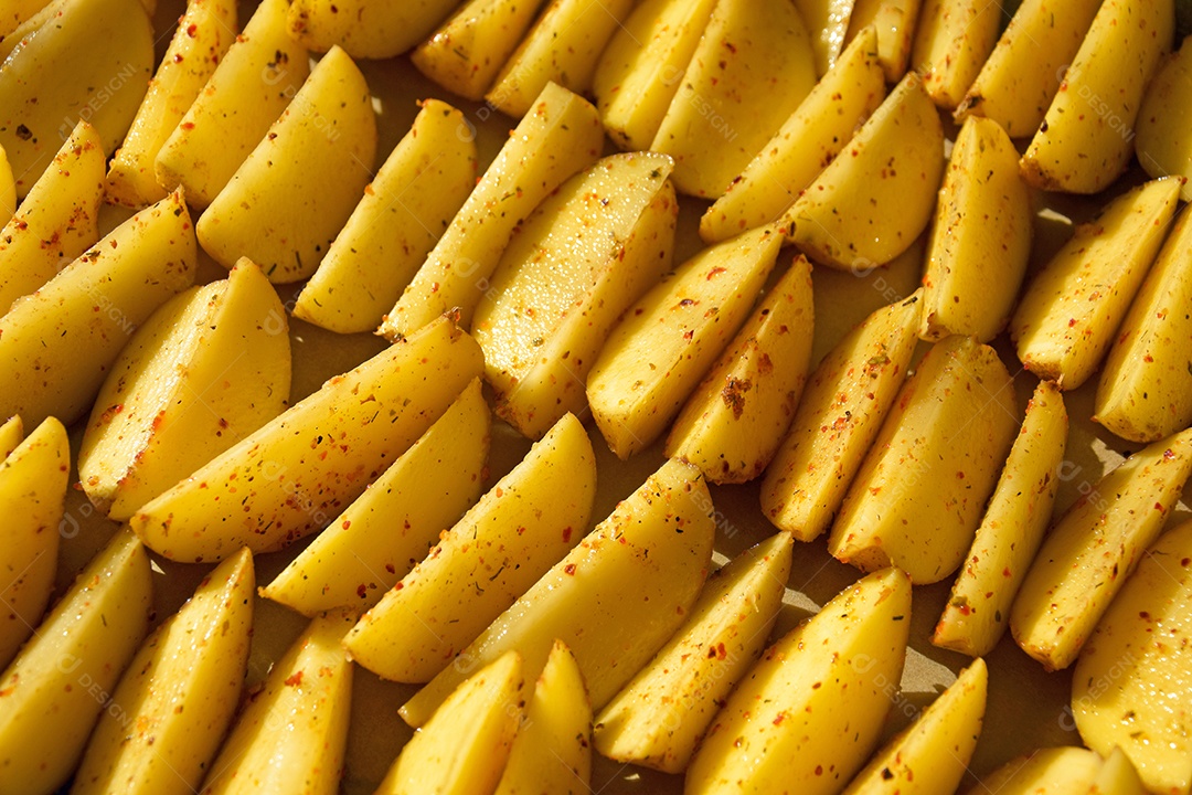 Batatas fritas rústicas cortadas em rodelas mais grossas servidas com ervas e sal
