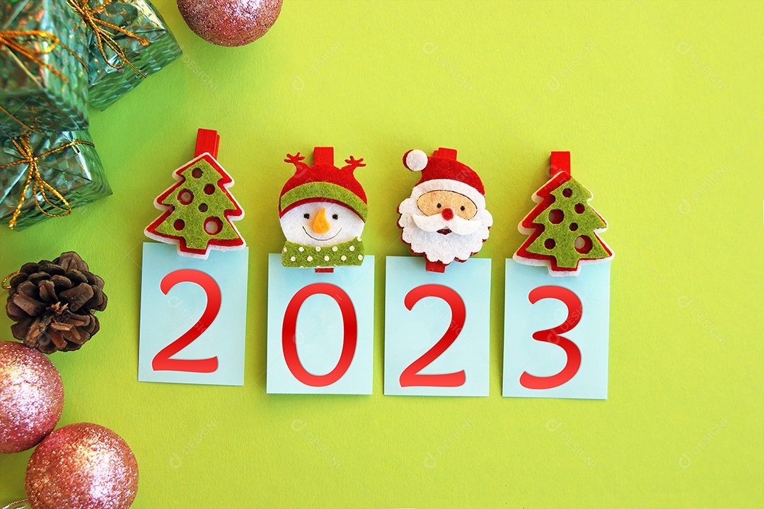 Ano 2023 em um fundo verde e símbolos das férias de inverno