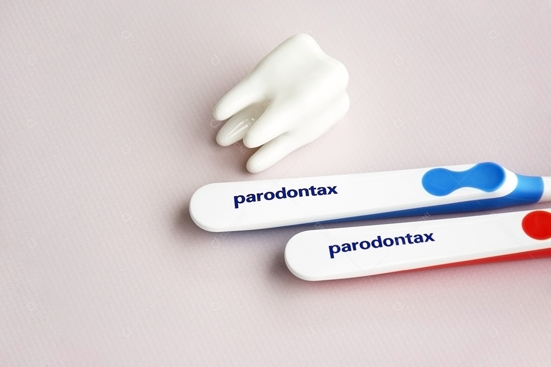 Escovas de dente da Parodontax com uma pequena figura de dente sobre fundo claro