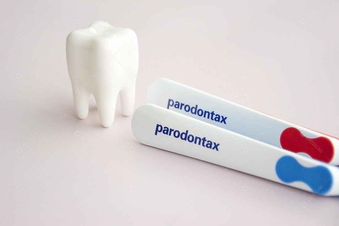 Figura de dente e escovas de dentes da Paradontax sobre fundo claro
