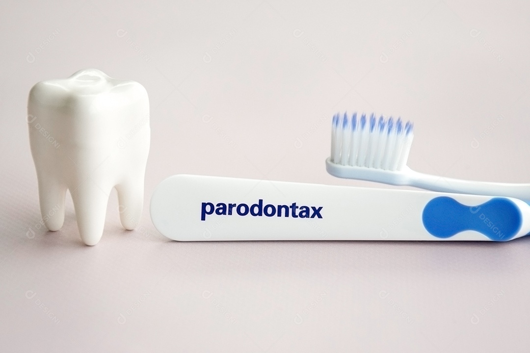 Figura de dente e escova de dente da Paradontax sobre fundo claro