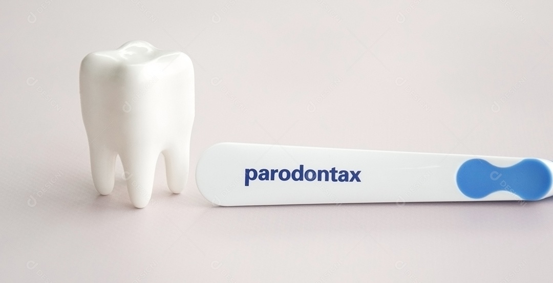 Figura de dente e escova de dente da Paradontax sobre fundo claro