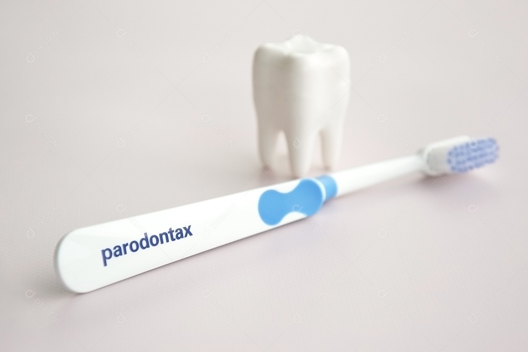 Escova de dente da Paradontax com uma figura de dente sobre fundo claro