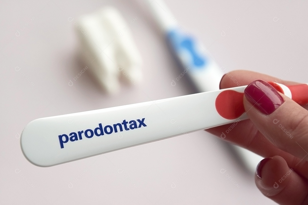 Escovas de dente da Parodontax com uma figura de dente sobre fundo claro