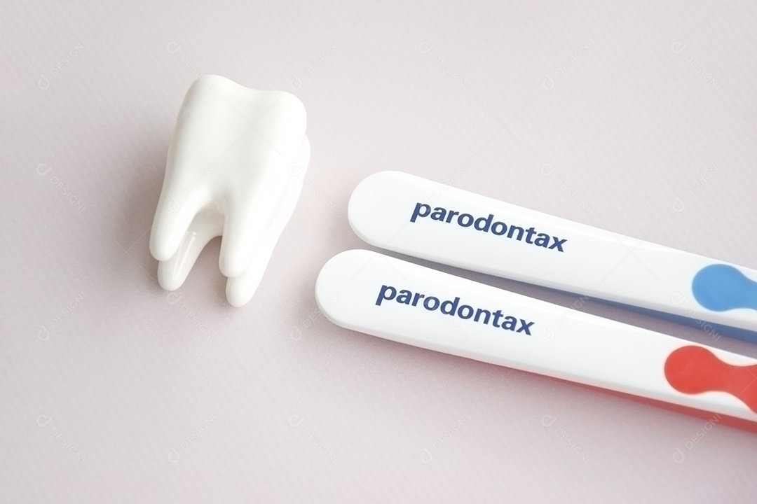 Escovas de dente da Parodontax com uma pequena figura de dente sobre fundo claro