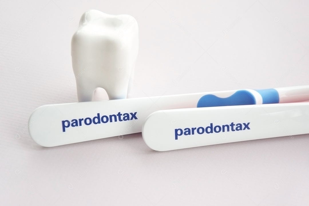 Figura de dente ao lado escovas de dentes conceito de saúde bucal