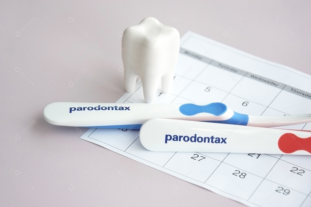 Calendário figura de dente e duas escovas de dentes preta sobre fundo claro