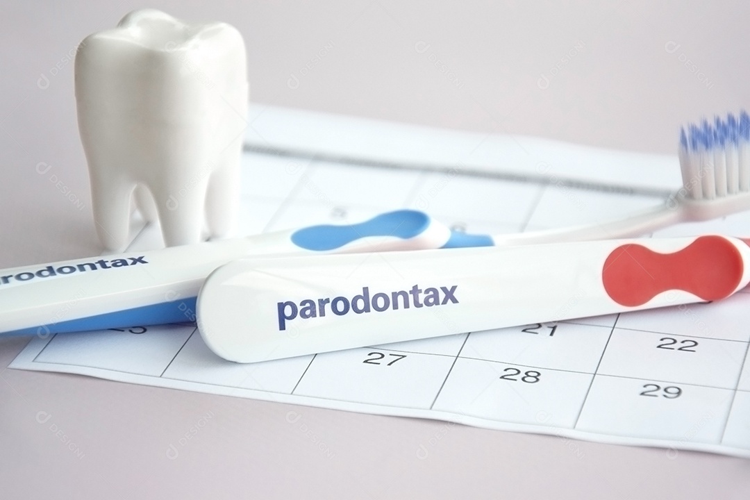 Figura de dente ao lado escovas de dentes conceito de saúde bucal