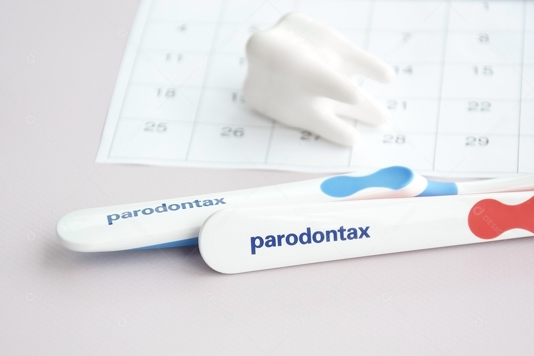 Calendário figura de dente e duas escovas de dentes preta sobre fundo claro