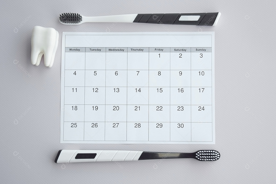 Calendário figura de dente e duas escovas de dentes preta sobre fundo claro