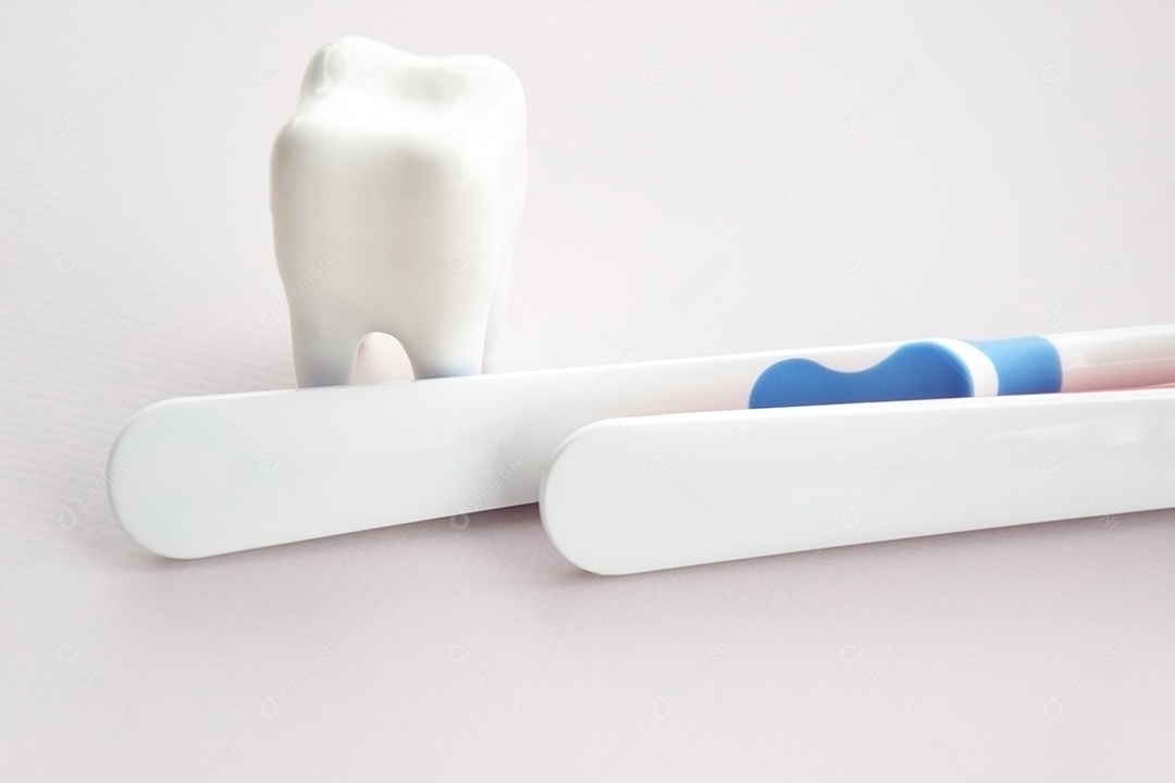 Escovas de dentes e pequena figura de dente conceito de saúde bucal