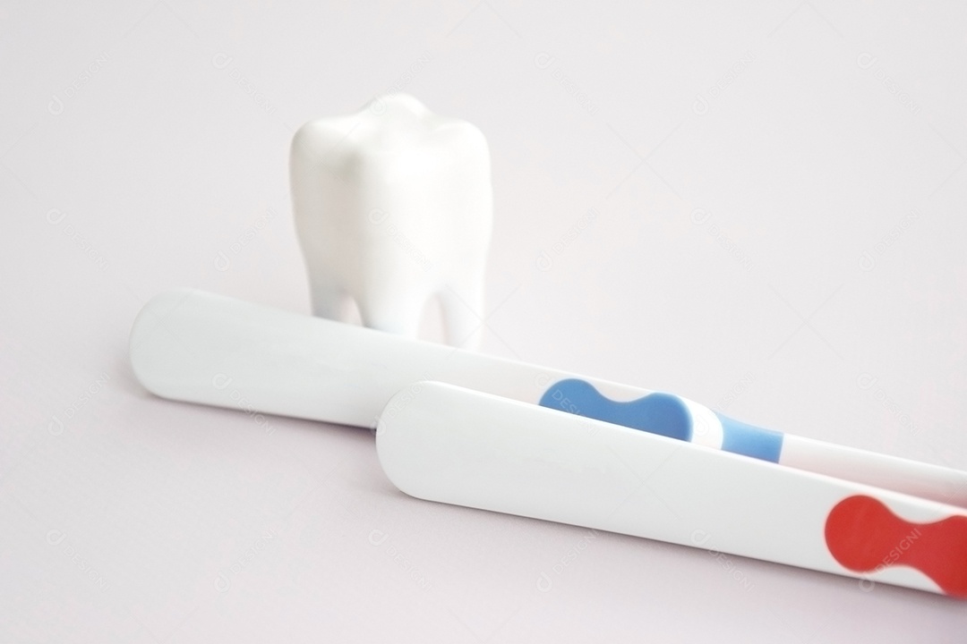 Escovas de dentes e pequena figura de dente conceito de saúde bucal
