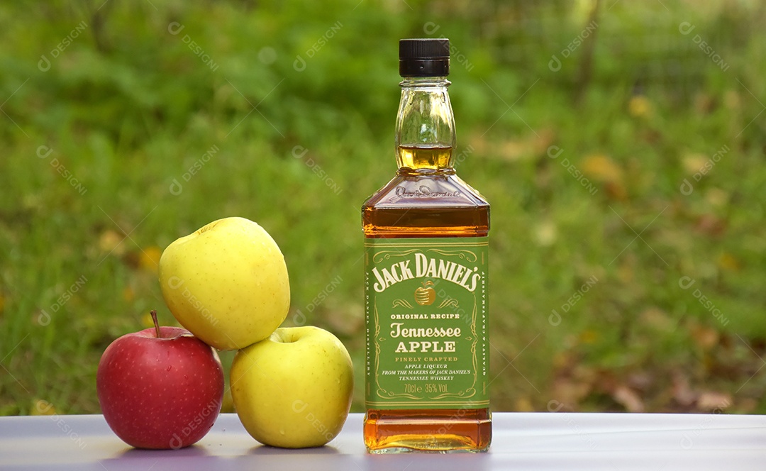 Garrafa de Jack Daniels com sabores Maçã sobre fundo natural