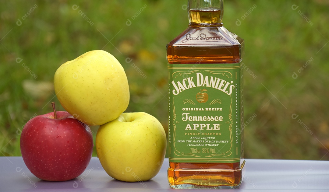 Maças com garrafa de whisky Jack Daniel´s