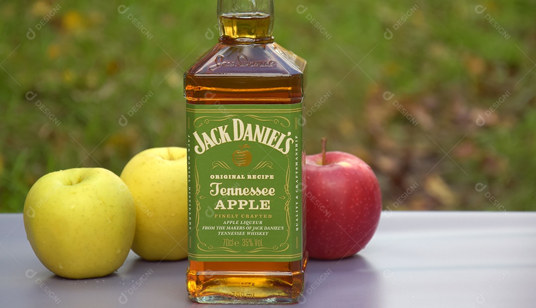 Maças com garrafa de whisky Jack Daniel´s