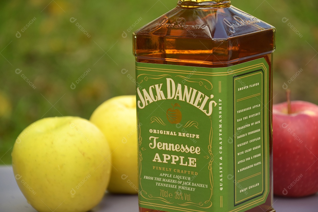 Garrafa de Jack Daniels com sabores Maçã sobre fundo natural