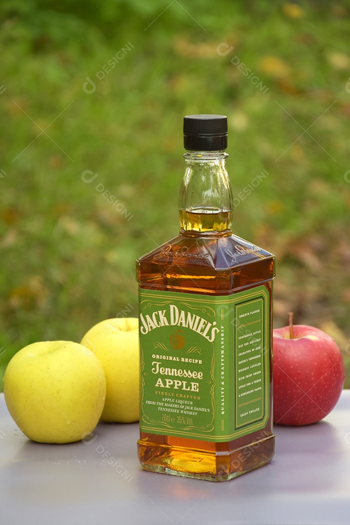 Garrafa de Jack Daniels com sabores Maçã sobre fundo natural