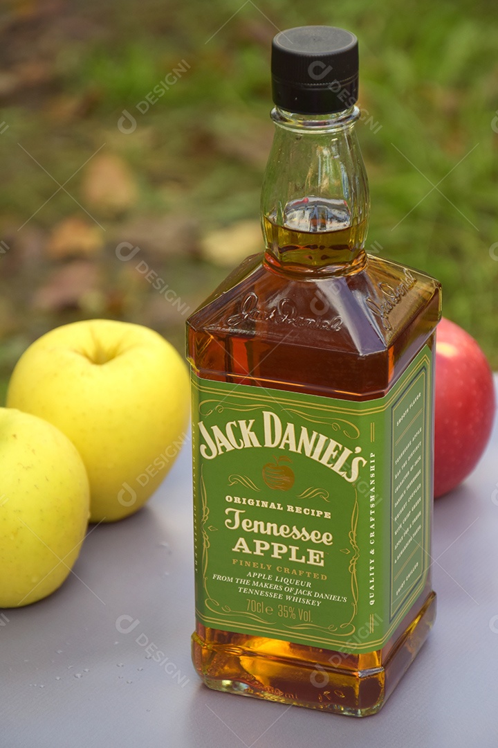 Garrafa de Jack Daniels com sabores Maçã sobre fundo natural