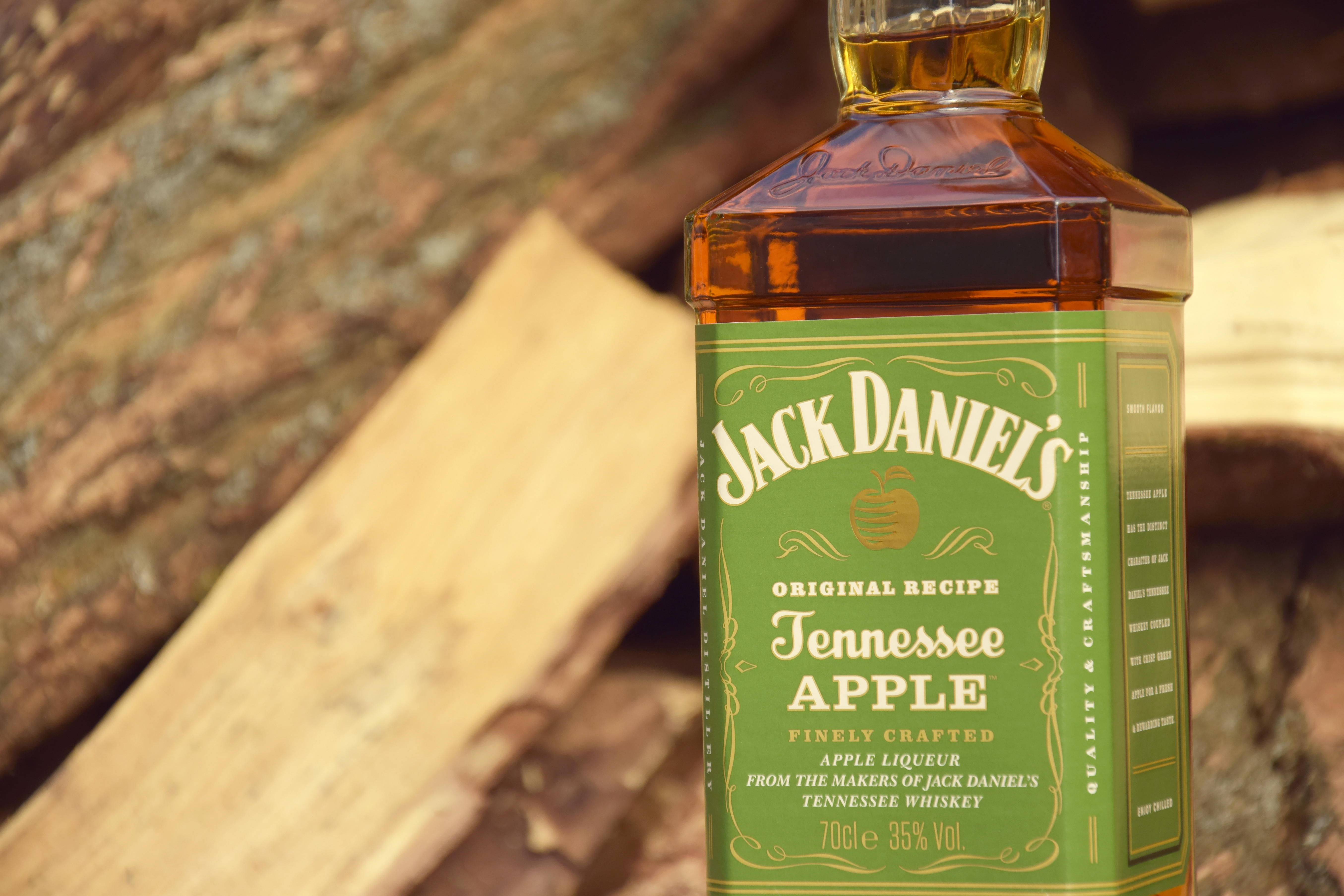 Garrafa de Jack Daniels com sabores Maçã sobre fundo de madeira