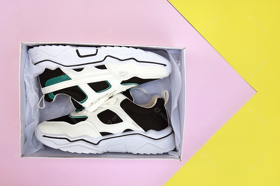 Caixa com tênis femininos lindo em fundo rosa amarelo claro