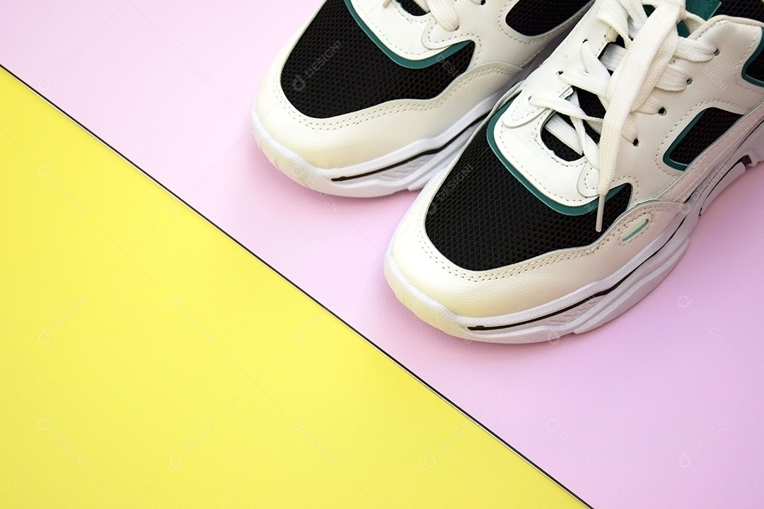 Par de tênis femininos lindo em fundo rosa e amarelo