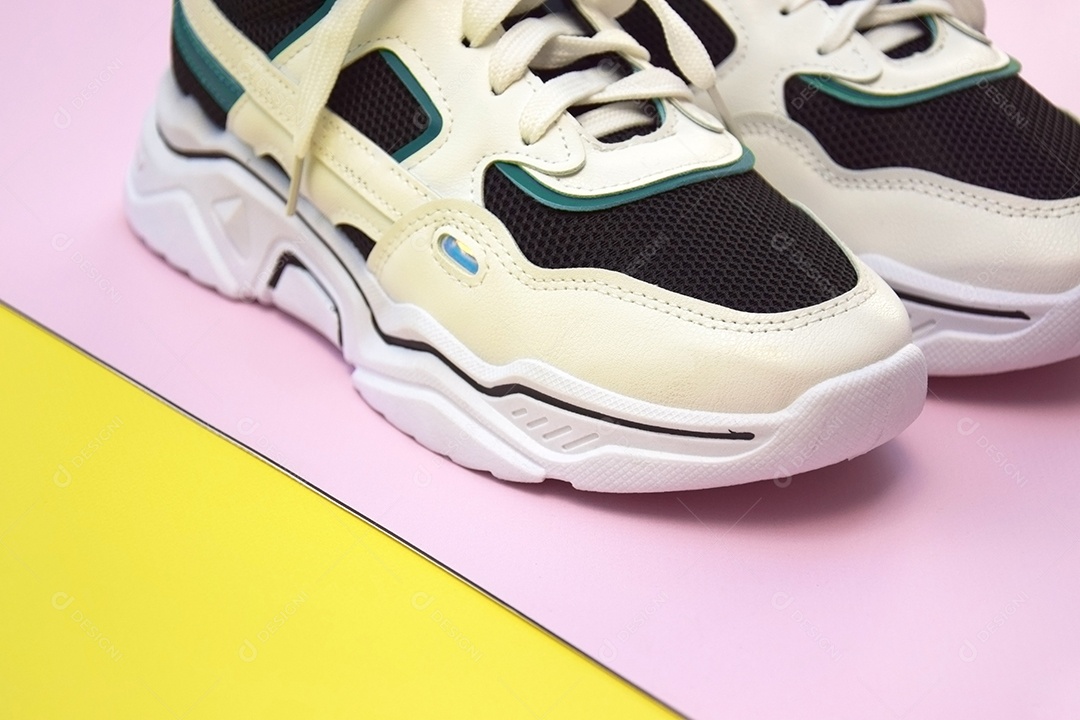 Par de tênis femininos lindo em fundo rosa e amarelo