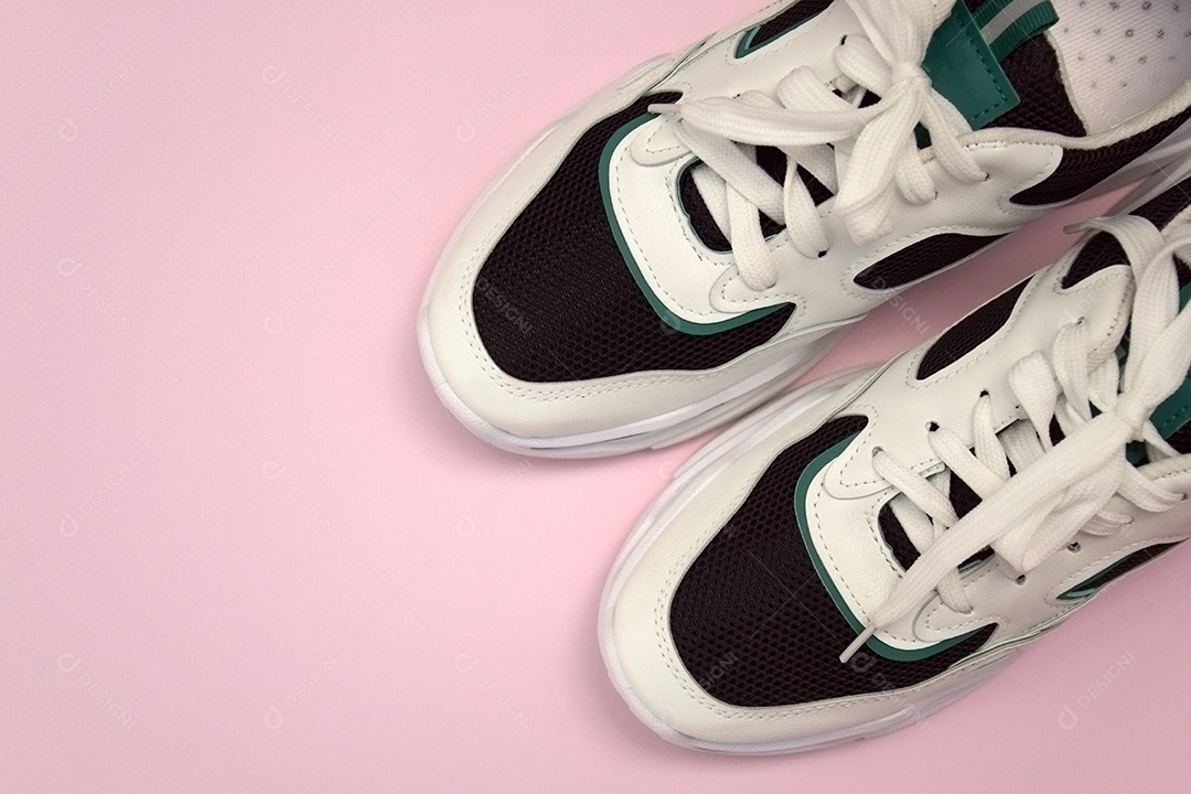 Tênis femininos brilhantes em fundo rosa claro