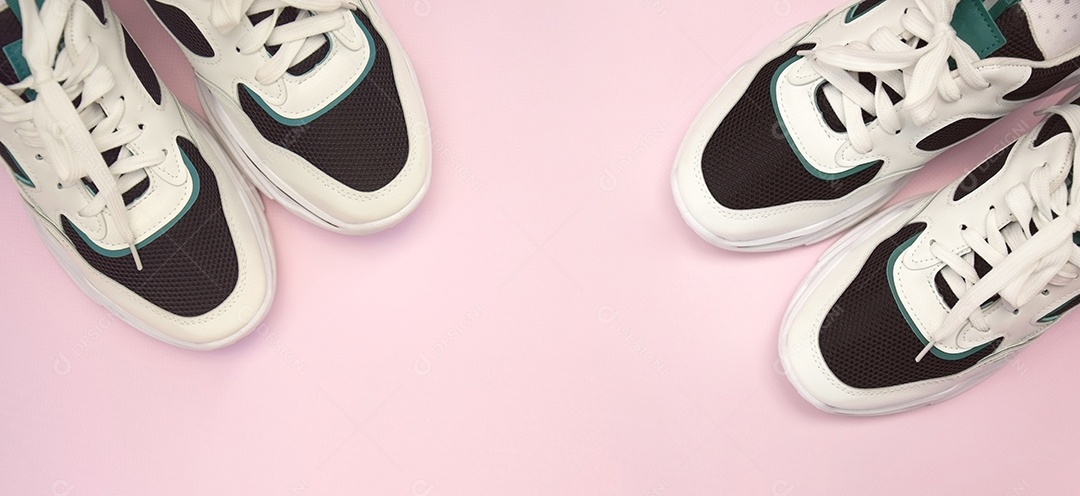 Pares de tênis femininos lindo em fundo rosa claro