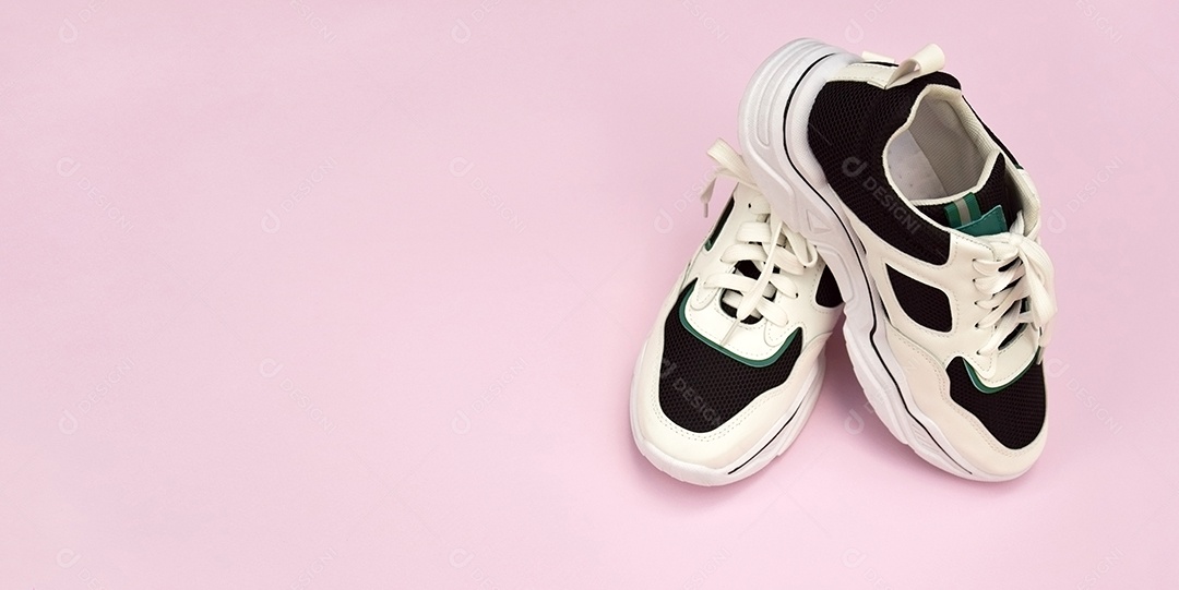 Tênis lindo feminino sobre fundo claro