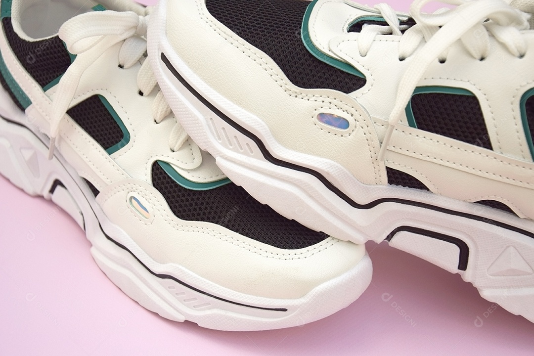 Par de tênis femininos lindo em fundo rosa claro