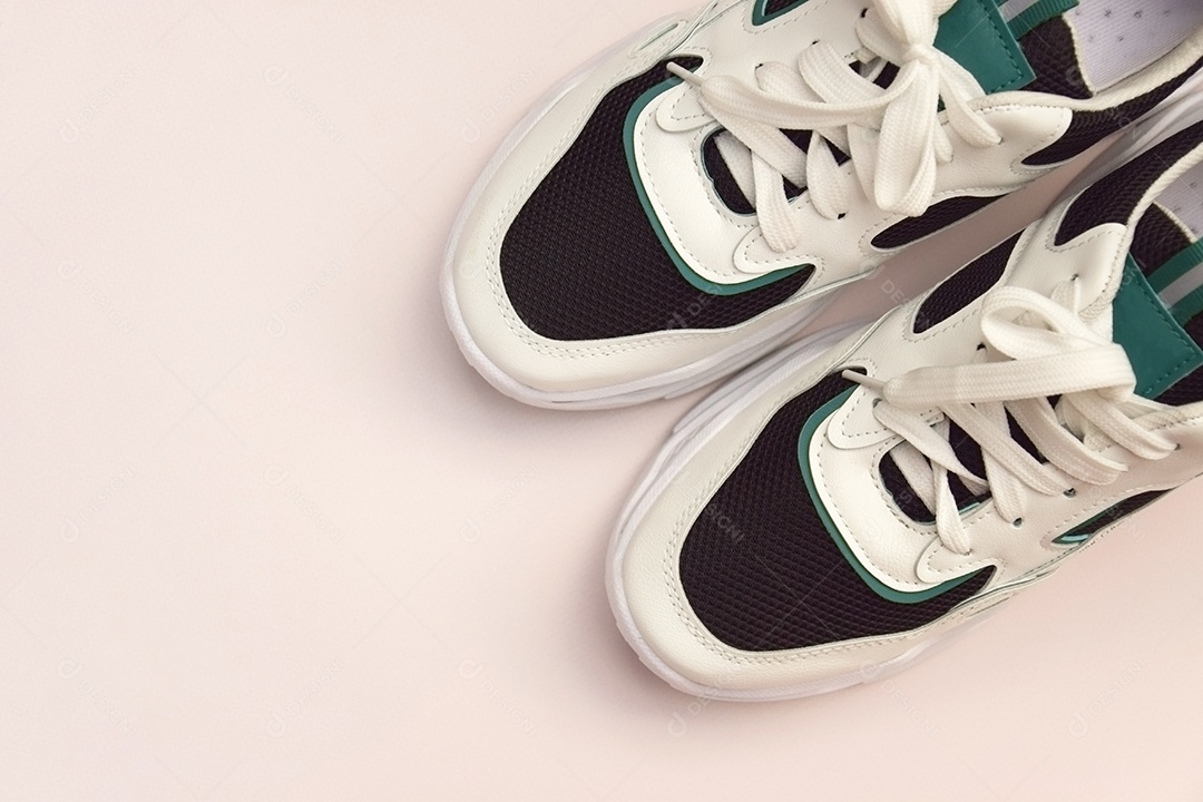 Par de tênis femininos lindo em fundo rosa claro