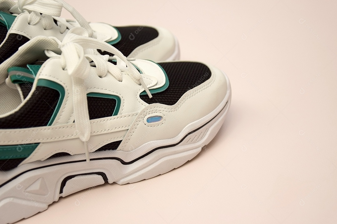 Par de tênis femininos lindo em fundo rosa claro