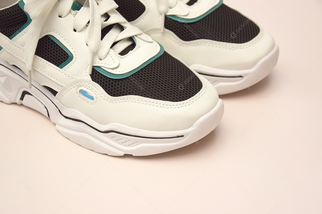 Par de tênis femininos lindo em fundo rosa claro