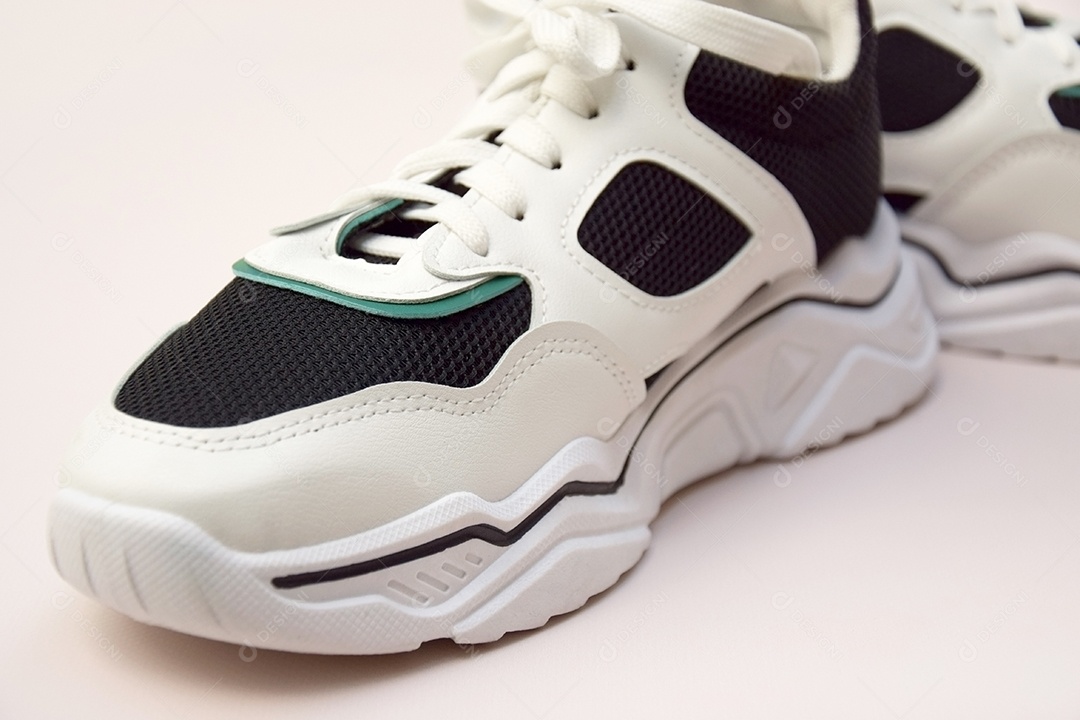 Detalhe de tênis feminino sobre fundo claro