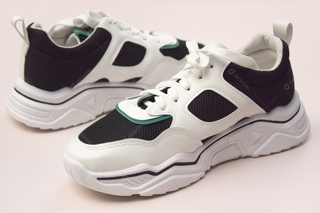 Tênis femininos brilhantes em fundo rosa claro conceito de blog ou revista de moda