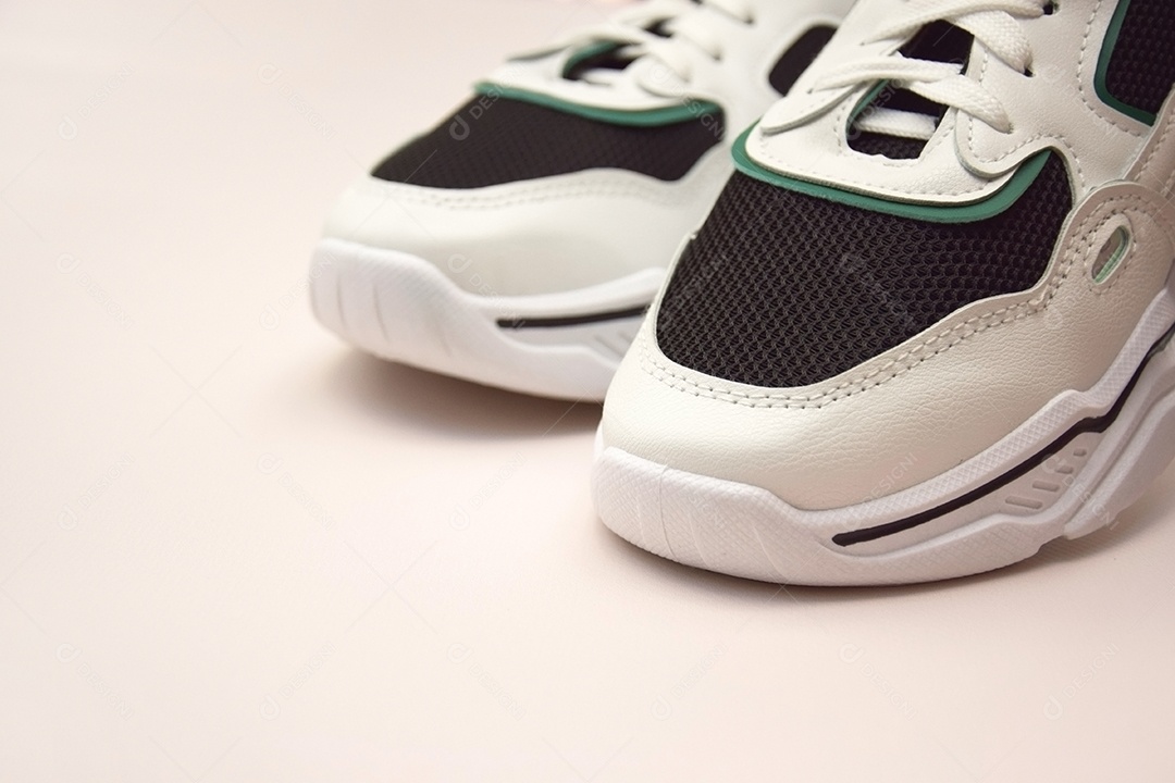 Tênis feminino lido sobre fundo claro