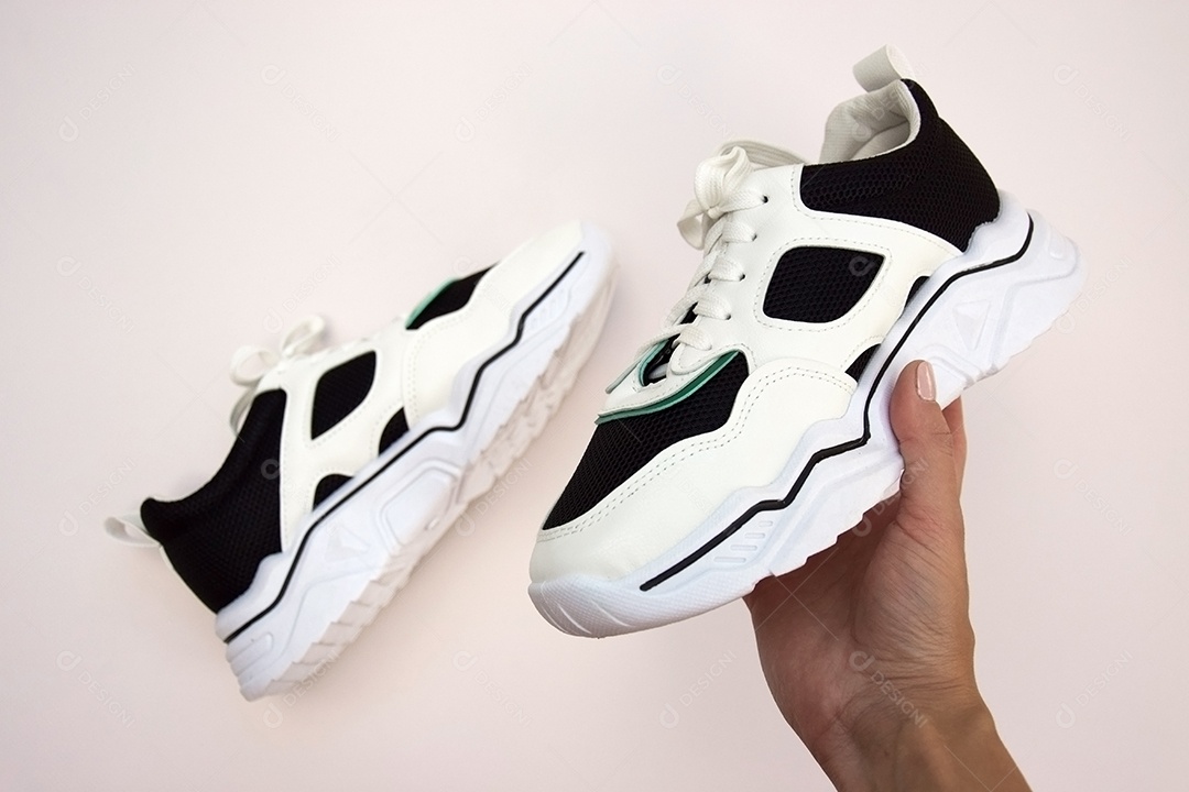 Tênis femininos brilhantes em fundo claro