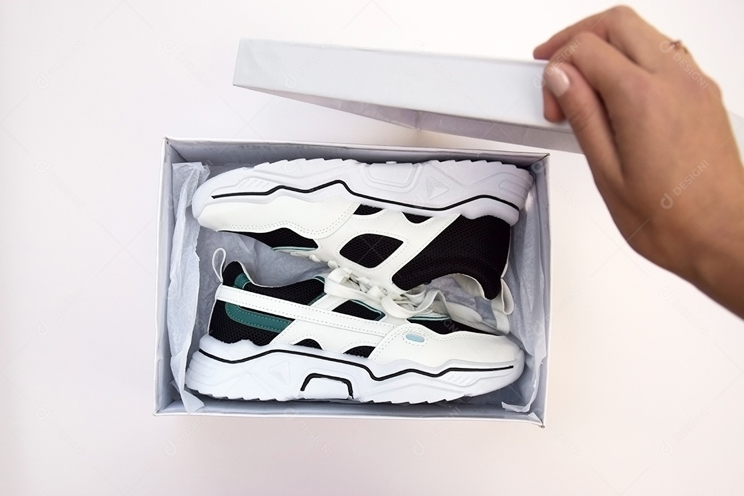 Caixa com tênis femininos lindo em fundo claro