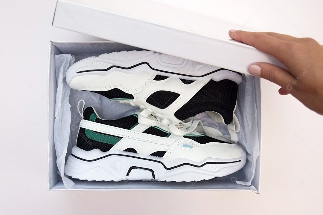 Caixa com tênis femininos lindo em fundo claro