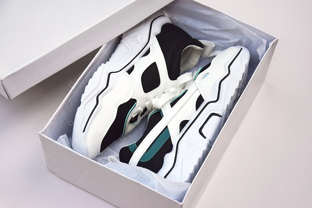 Tênis femininos lindo brilhantes em fundo rosa claro