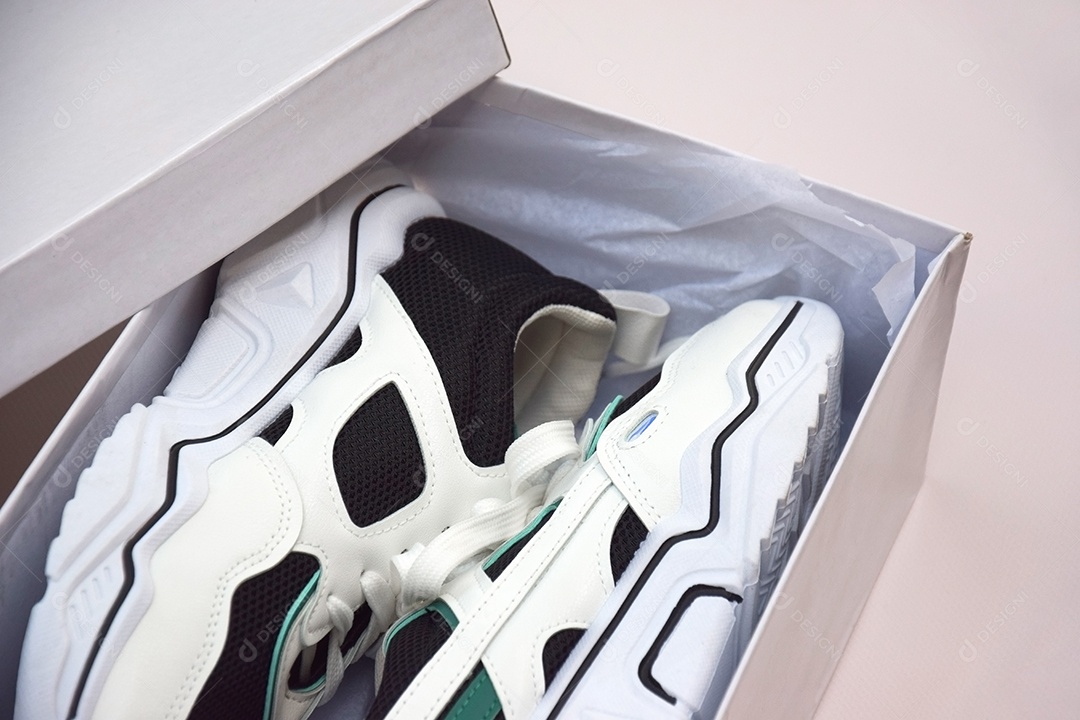 Tênis femininos brilhantes em fundo rosa claro