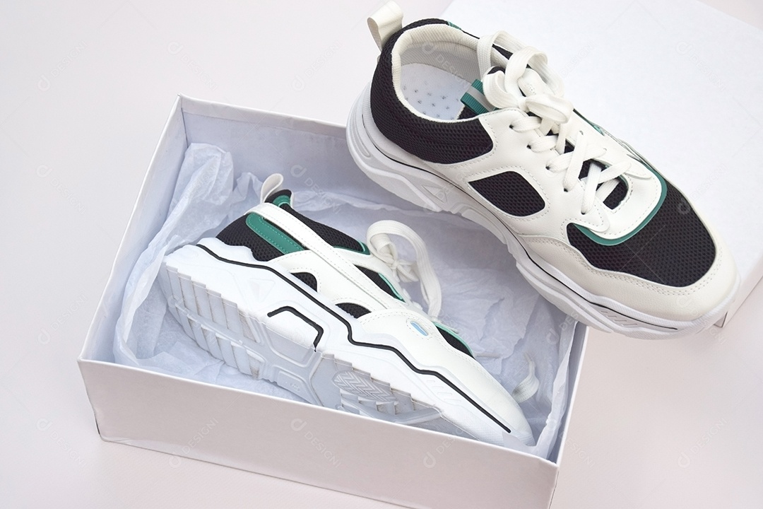 Tênis femininos brilhantes em fundo  claro