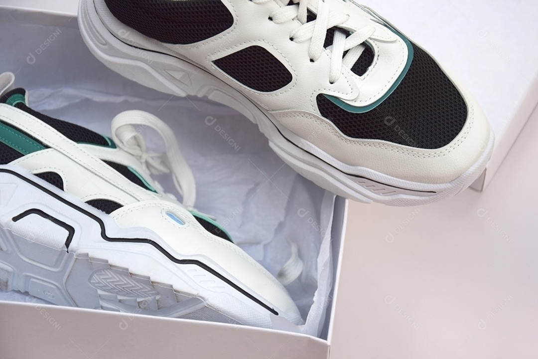 Tênis femininos brilhantes em fundo rosa claro