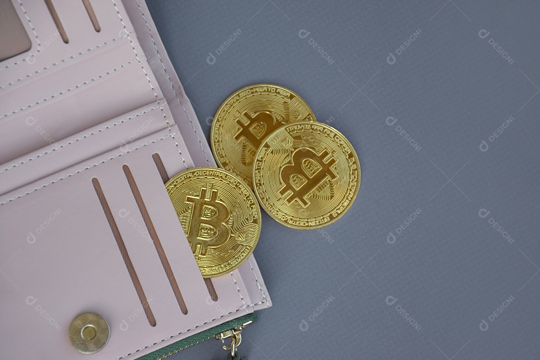 Carteira rosa com moedas de Bitcoin