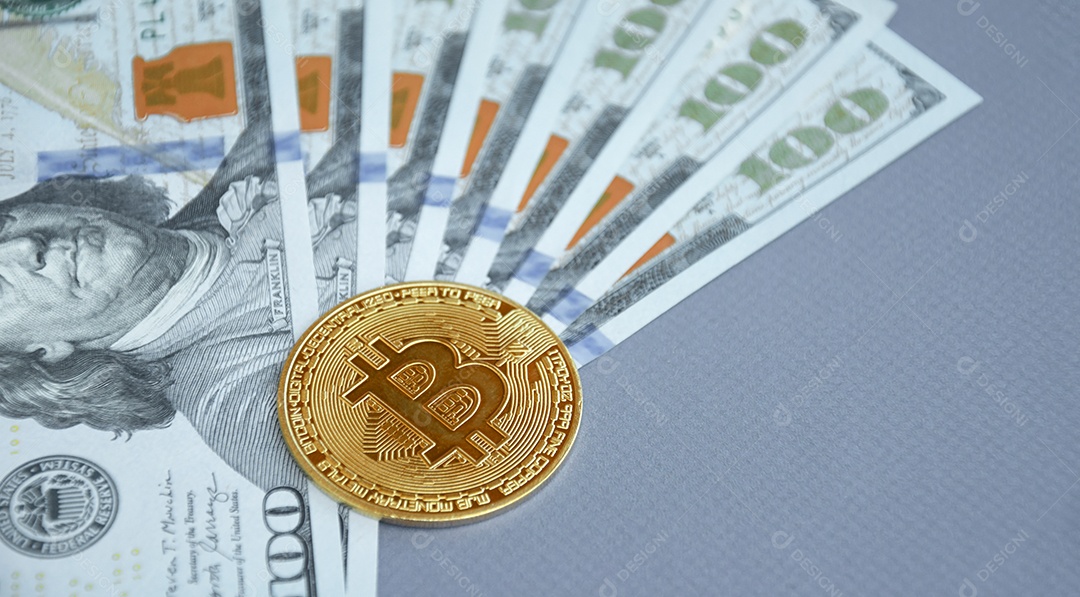 Moeda de bitcoin e notas em dólares sobre fundo claro