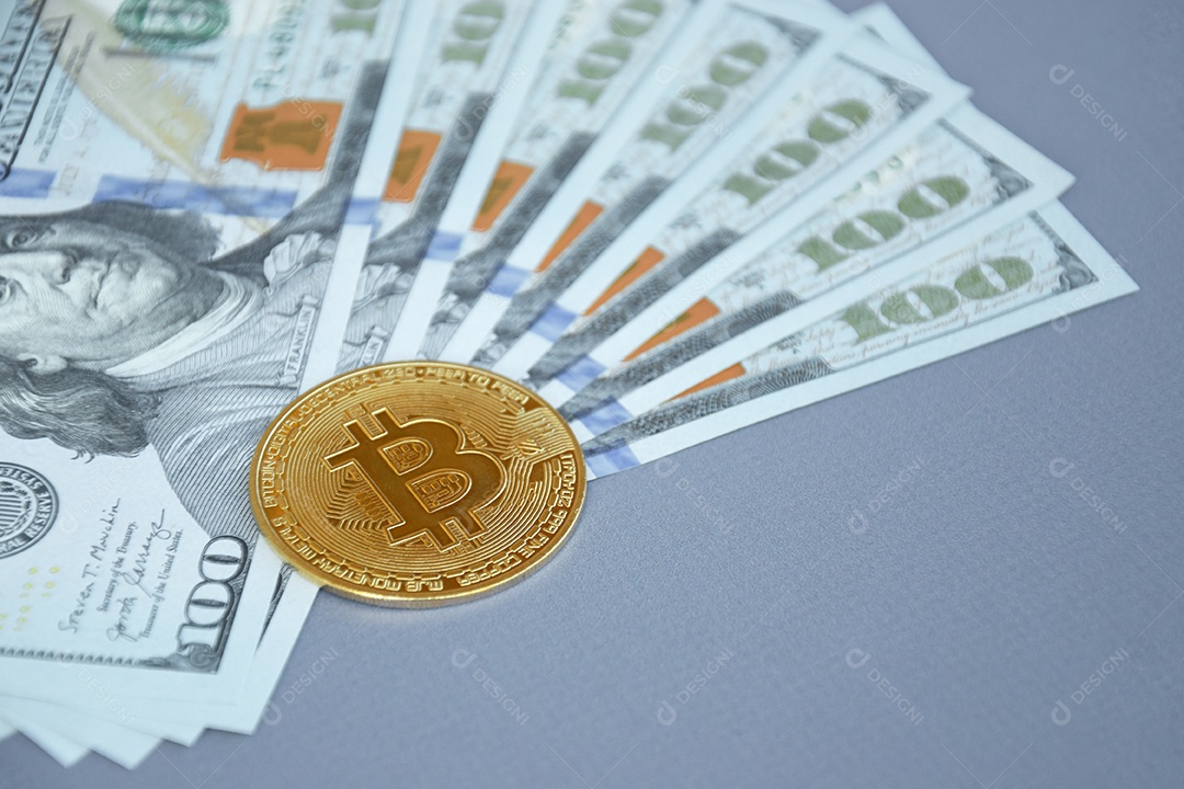 Notas em dólares e moedas de bitcoin sobre fundo claro