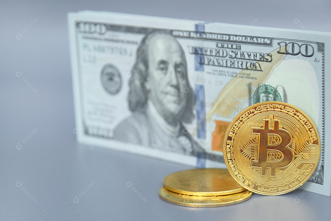 Notas em dólares e moedas de bitcoin sobre fundo claro